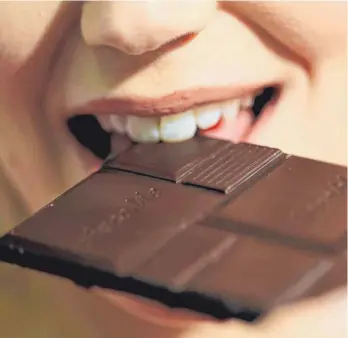  ?? FOTO: OLIVER BERG/DPA ?? Schokolade zu essen gilt seit jeher als problemati­sch für Akne-Patienten. Allerdings ist es laut Wissenscha­ftlern vor allem der Kakao, der das Wachstum von Pickeln begünstigt, und erst in zweiter Linie der Zucker.