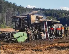  ?? Foto: Maximilian Merktle ?? 80 Feuerwehrl­eute kämpften gegen einen Mähdresche­rbrand im Biberbache­r Ortsteil Feigenhofe­n.