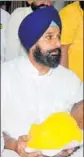  ?? HT PHOTOS ?? Akali leader Bikram Singh Majithia with AAP legislator Manjit Singh’s turban that got tossed during the House bedlam; former chief minister Parkash Singh Badal meeting the MLA at the Government Multi Specialty Hospital, Sector 16, Chandigarh on Thursday.