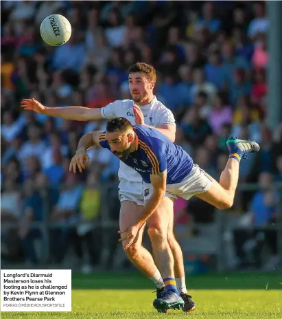  ?? PIARAS Ó MÍDHEACH/SPORTSFILE ?? Longford’s Diarmuid Masterson loses his footing as he is challenged by Kevin Flynn at Glennon Brothers Pearse Park