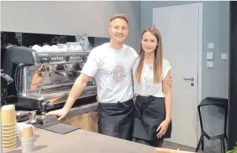  ?? FOTO: JOCHEN DEDELEIT ?? Anatoli Muratov und seine Freundin Romina betreiben in Friedrichs­hafen seit Kurzem ein Café.