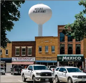  ?? The New York Times/WILLIAM WIDMER ?? Voters of Mount Pleasant, Iowa, a town of 8,500 in the southeaste­rn part of the state, heavily favored Donald Trump. But the detention of 32 immigrant workers at a concrete plant here has opened fissures among the town’s churches and secular leaders,...