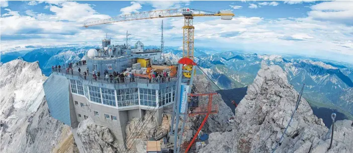  ?? FOTO: DPA ?? Der höchste Berg Deutschlan­ds ist noch ein bisschen gewachsen – um die Länge eines riesigen Baukrans, der derzeit auf dem Gipfel der Zugspitze steht.