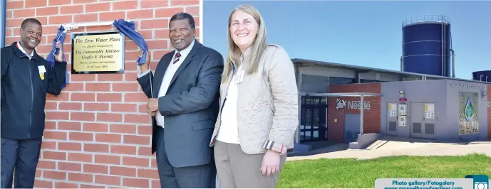  ?? Photos: Nickey le Roux ?? The Mossel Bay manager of Nestlé SA, Chris Ngwendu, with the Minister of Water Affairs and Sanitation, Gugile Nkwinti, and the Swiss ambassador, Helene Budliger Artieda at the official opening of the zero water plant. The new zero water facility at...