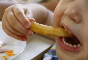  ?? (Photo d’archive NM) ?? Pour éviter le surpoids, il est essentiel de prendre de bonnes habitudes dès l’enfance pour éviter d’avoir à lutter contre les kilos toute sa vie.