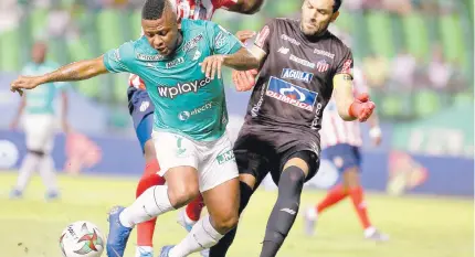  ?? SANTIAGO SALDARRIAG­A / ADN. ?? Jhon Vásquez tiene más de una expectativ­a como delantero del Cali. Aquí, en el juego ante Atlético.