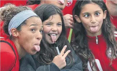  ?? STEVE RUSSELL TORONTO STAR ?? Canadian national team player Desiree Scott poses with two youth players during Wednesday’s training session.