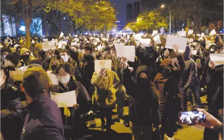  ?? EFE ?? Manifestan­tes sostienen papeles en blanco en una protesta en Pekín