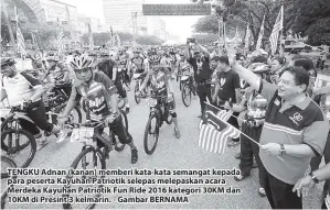  ??  ?? TENGKU Adnan (kanan) memberi kata-kata semangat kepada para peserta Kayuhan Patriotik selepas melepaskan acara Merdeka Kayuhan Patriotik Fun Ride 2016 kategori 30KM dan 10KM di Presint 3 kelmarin. - Gambar BERNAMA