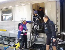  ??  ?? El sistema ferroviari­o es muy utilizado por los bikers. El trabajo previo relevando horarios y trayectos es una de las claves para ahorrar kilómetros de trayecto urbano. Las zonas cercanas a la costa del Río de la Plata tienen divertidos senderos, pero...