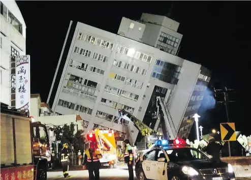  ?? TIAN JUN- HSIUNG / THE ASSOCIATED PRESS ?? Rescuers enter a building that collapsed on its side after a Tuesday morning 6.4-magnitude quake in Hualien County.