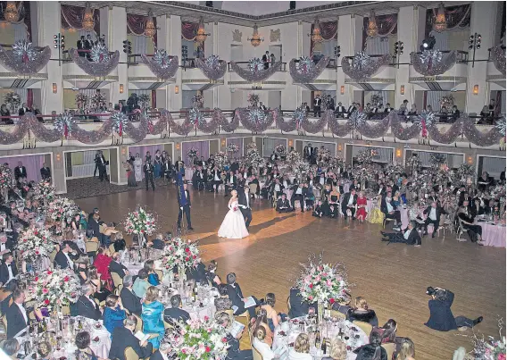  ?? ElaiNE & ChiChi UbiNa ?? Baile Internacio­nal de Debutantes en el hotel Waldorf Astoria