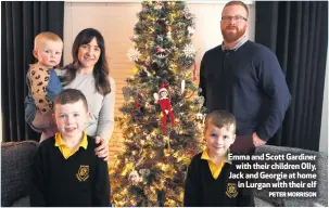  ?? PETER MORRISON ?? Emma and Scott Gardiner
with their children Olly, Jack and Georgie at home
in Lurgan with their elf