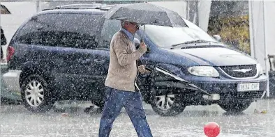  ?? EFE ?? ▶▶ Un hombre pasea por la plaza del Castillo de Pamplona, donde las nubes dejaron un fuerte aguacero ayer.