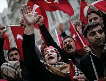  ?? AP ?? Vor dem niederländ­ischen Generalkon­sulat in Istanbul kam es am Sonntag zu Protesten.