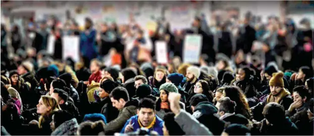  ?? Foto: thepeoples­summit.org ?? Nachdenkli­ch und kämpferisc­h präsentier­ten sich die zumeist jungen Unterstütz­er von Bernie Sanders auf dem Treffen in Chicago.