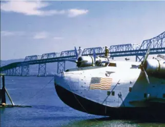  ?? BOEING ?? Devant l’extrémité est du Bay Bridge, en Californie, le Boeing 314, premier aéronef à brûler de l’essence à 100 octane.