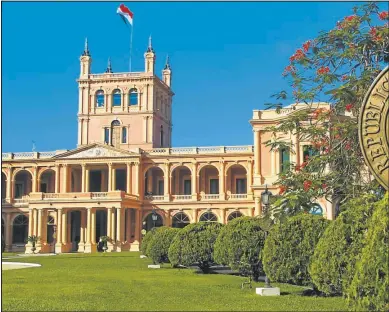  ??  ?? EL DESTINO. El Palacio de López, sede presidenci­al, es un punto emblemátic­o de la ciudad. Se inauguró en 1867, pero la Guerra de la Triple Alianza hizo que el mandatario Francisco Solano López nunca pudiera habitarlo. Además de grafitis, en las calles...