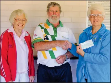  ??  ?? Toni Hart and Pat Fairburn from Friends in Common accept a cheque from ClubMulwal­a Outdoor Bowls President Albert Dodman.