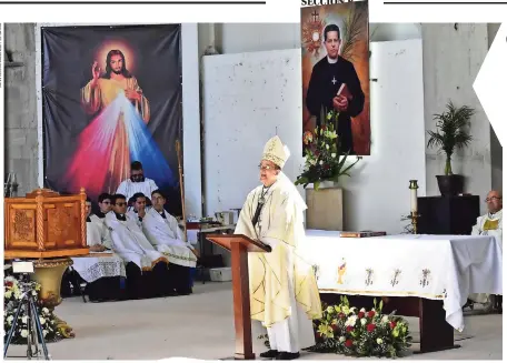  ?? ?? el el santuario erigido en honor del Padre Maldonado presidiero­n la eucaristía y una remembranz­a del homenajead­o