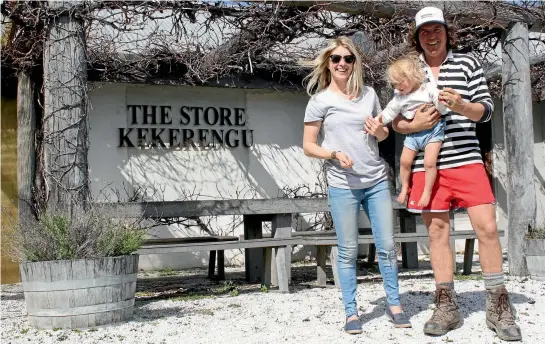  ?? PHOTO: JENNIFER EDER/STUFF ?? Kekerengu couple Faye Dobson and James Moore, holding Elka Moore, 18 months, catch up with neighbours at the early voting station.