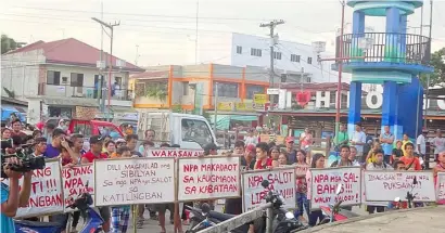  ?? ELMER RECUERDO ?? Fed up Residents of Barangay San Antonio troop to the streets of Hilongos town center in Leyte to condemn the killing of their chairman allegedly by the NPA.