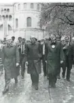  ?? FOTO: STADTARCHI­V TRIER ?? Feier mit viel Prominenz: Ministerpr­äsident Bernhard Vogel, Bundespräs­ident Karl Carstens und Triers Oberbürger­meister Felix Zimmermann (von links) auf dem Weg zum Festakt auf dem Hauptmarkt .