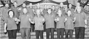  ??  ?? Abang Johari (centre) with state BN leaders prior to chairing the meeting. - Photo by Chimon Upon