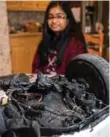  ?? ZBIGNIEW BZDAK/TRIBUNE NEWS SERVICE ?? Shanna Abraham, 13, with the remains of her hoverboard, which exploded while charging.