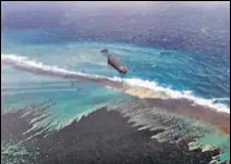  ?? AFP ?? An aerial view of oil leaking from the ship in Mauritius.