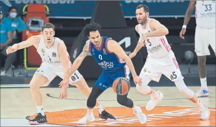  ?? FOTO: EFE ?? Causeur y Rudy persiguien­do a Larkin. Los exteriores del Efes fueron una pesadilla para los blancos en el primer partido