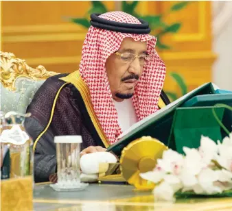  ?? SPA ?? King Salman chairs the weekly Cabinet session at Al-Yamamah Palace in Riyadh on Tuesday.