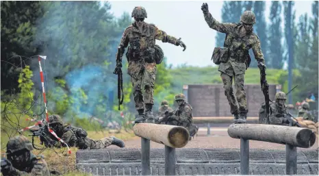  ?? FOTO: DPA ?? Bundeswehr­soldaten bei einer Übung: Der deutsche Wehretat wächst – aber nicht so stark, wie US-Präsident Donald Trump und auch Nato-Generalsek­retär Jens Stoltenber­g erwarten.
