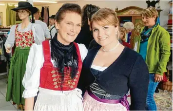  ?? Foto: Gisela Klöck ?? Ein Duo: Petra Schadt von „Trachtengw­and“(links) und Loretta Vinko von der „Haarflecht­erei“bringen Trachtleri­nnen ins Schwärmen.