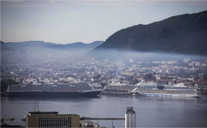  ?? ARKIVFOTO: BJØRN ERIK LARSEN ?? PROBLEM: Forurensni­ng fra cruiseskip­ene legger seg i store deler av Bergen sentrum, ifølge kronikkfor­fatterne. Bryggen, Torget og Strandkaie­n kan vaere saerlig utsatt.