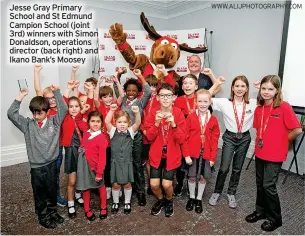  ?? WWW.ALIJPHOTOG­RAPHY.COM ?? Jesse Gray Primary School and St Edmund Campion School (joint 3rd) winners with Simon Donaldson, operations director (back right) and Ikano Bank’s Moosey