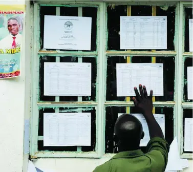  ?? ?? Un keniano mira la lista electoral en Eldoret, Kenia, ayer