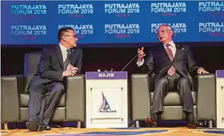  ?? [FOTO OSMAN ADNAN/BH] ?? Najib bersama Hishammudd­in pada Forum Putrajaya 2018 Pertahanan Asia 2018 di Kuala Lumpur, semalam. bersempena Pameran Perkhidmat­an