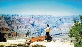  ?? FOTOS(): JÜRGEN VALDEIG ?? Der Erfurter Künstler Jürgen Valdeig, aufgenomme­n vor Ort bei Zeichenstu­dien über den Grand Canyon.