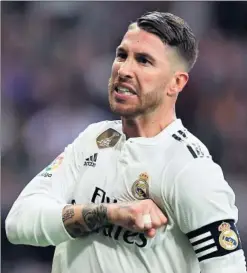  ??  ?? RABIA. Ramos dedicó el gol a su hermano y señalando al escudo.