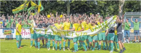  ?? FOTOS (2): FLORIAN WOLF ?? Fast das ganze Dorf feiert auf dem Sportplatz des SV Haslach eine große Partie. Fans und Spieler des SV Eglofs freuen sich über den Aufstieg in die Bezirkslig­a.