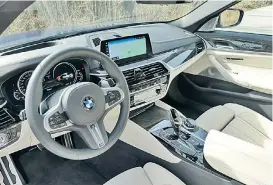  ??  ?? Mit so wenigen Menschen am Steuer fährt dieser BMW allein in die Garage und wieder heraus. Wobei die Arbeit am Volant Spaß macht.