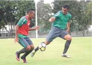  ?? NURIS AP/JAWA POS ?? POTENSIAL: Duo Persebaya Irfan Jaya (kiri) dan Rachmat Irianto berebut bola dalam latihan timnas U-23 Indonesia di Lapangan ABC, Senayan, kemarin.