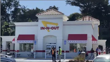  ?? SHOMIK MUKHERJEE — THE TIMES-STANDARD FILE ?? The opening of In-N-Out in Eureka brought long lines around the location at Broadway and Vigo Street.