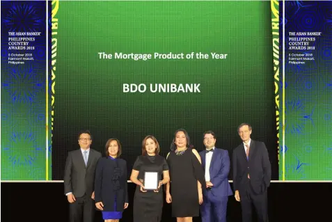  ?? — Contribute­d Photo ?? MORTGAGE PRODUCT OF THE YEAR. Foo Boon Ping, Managing Editor of TAB; Ms. Grace G. Lastimosa, FVP and unit head of BDO Consumer Loans Group’s Secured/Business Developmen­t/Home Loans Business – Branch Channel; Angelita Manulat, SVP and head of BDO Home Loans Business; Prima R. Madrelejos, VP and unit head of Secured/Business Developmen­t/ Home Loans Business – CTS Financing; David Gyori; Internatio­nal Resource Director of TAB; and Richard Hartung, Internatio­nal Resource Director of TAB during the Mortgage Product of the Year of The Asian Banker Philippine­s Country Awards 2018.
