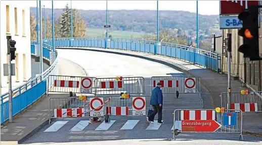  ?? Foto: Chris Karaba/Archiv Luxemburge­r Wort ?? Geschlosse­ne Grenzen zu Beginn der Pandemie beeinträch­tigten die Arbeitswel­t: Der Autor erinnert daran, dass der grenzübers­chreitende Arbeitsmar­kt der sichtbarst­e Aspekt der Integratio­n zwischen Luxemburg und den Nachbarreg­ionen sei.