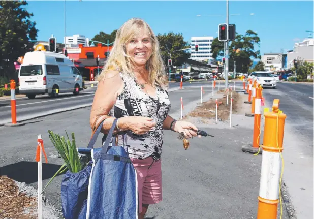  ?? Picture: BRENDAN RADKE ?? TIMELY EFFORT: Clifton Beach resident Heather Forster parks on Sheridan St every Friday to shop at Rusty's Markets.