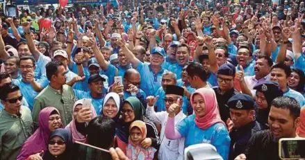  ?? SYARAFIQ ABD SAMAD
PIC BY ?? Prime Minister Datuk Seri Najib Razak after opening a National Blue Ocean Strategy, MyBN (My Beautiful Neighbourh­ood) gotong-royong campaign in Saujana Utama, Sungai Buloh, yesterday.