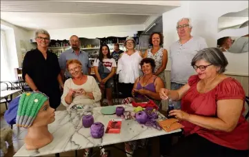  ?? (Photos Gilbert Rinaudo) ?? Les bénévoles de Mazaugues et d’Hyères réunis confection­ner des chapeaux.