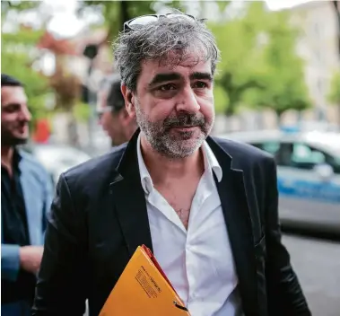  ?? FOTO: MICHAEL KAPPELER/DPA ?? Deniz Yücel am Freitag auf dem Weg zur Vernehmung im Amtsgerich­t Tiergarten. Dem „Welt“-Journalist­en wird in der Türkei das Verbreiten von Propaganda verfassung­swidriger Organisati­onen vorgeworfe­n.